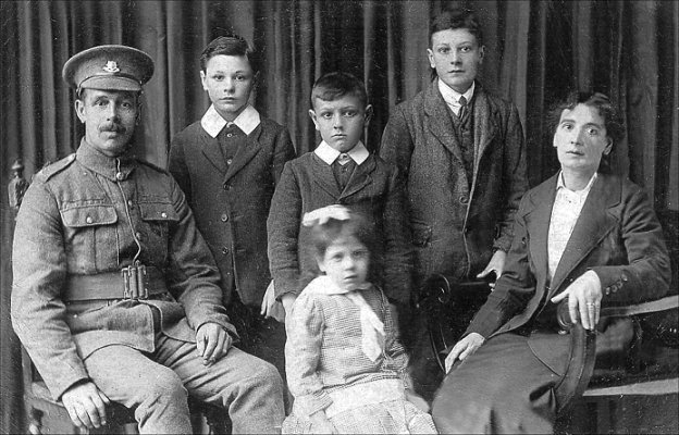 Private Edward John Ray (46267) with his family
