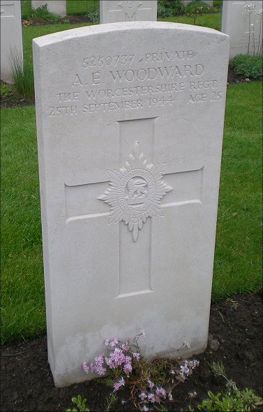 Private Albert Edward WOODWARD (5250737) war grave